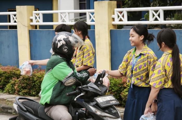 Berbagi Takjil Ramadan 2026 oleh SMP Katolik Sang Timur Jakarta di Kebon Jeruk