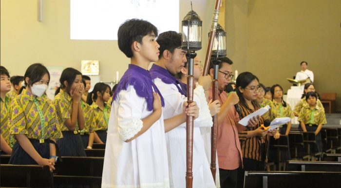Menghayati Sengsara Kristus: SMP Katolik Sang Timur Gelar Jalan Salib di Gereja Maria Bunda Karmel