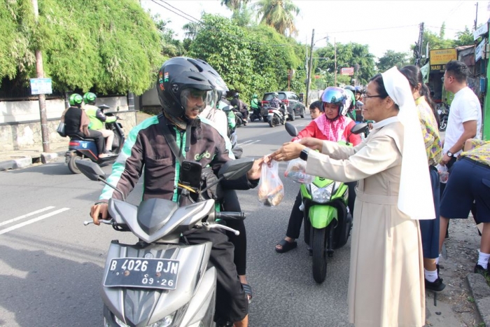 Menjalin Kebersamaan di Bulan Ramadan: SMPK Sang Timur Jakarta Berbagi Takjil di Kebon Jeruk